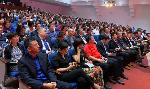 高娓娓:“亲情中华·美丽四川”慰侨演出在纽约隆重举行
